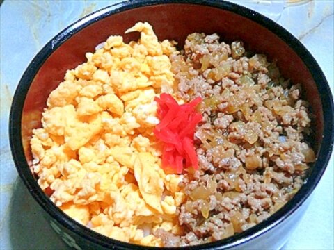 男児は『うまうま！そぼろ丼』で雛祭り